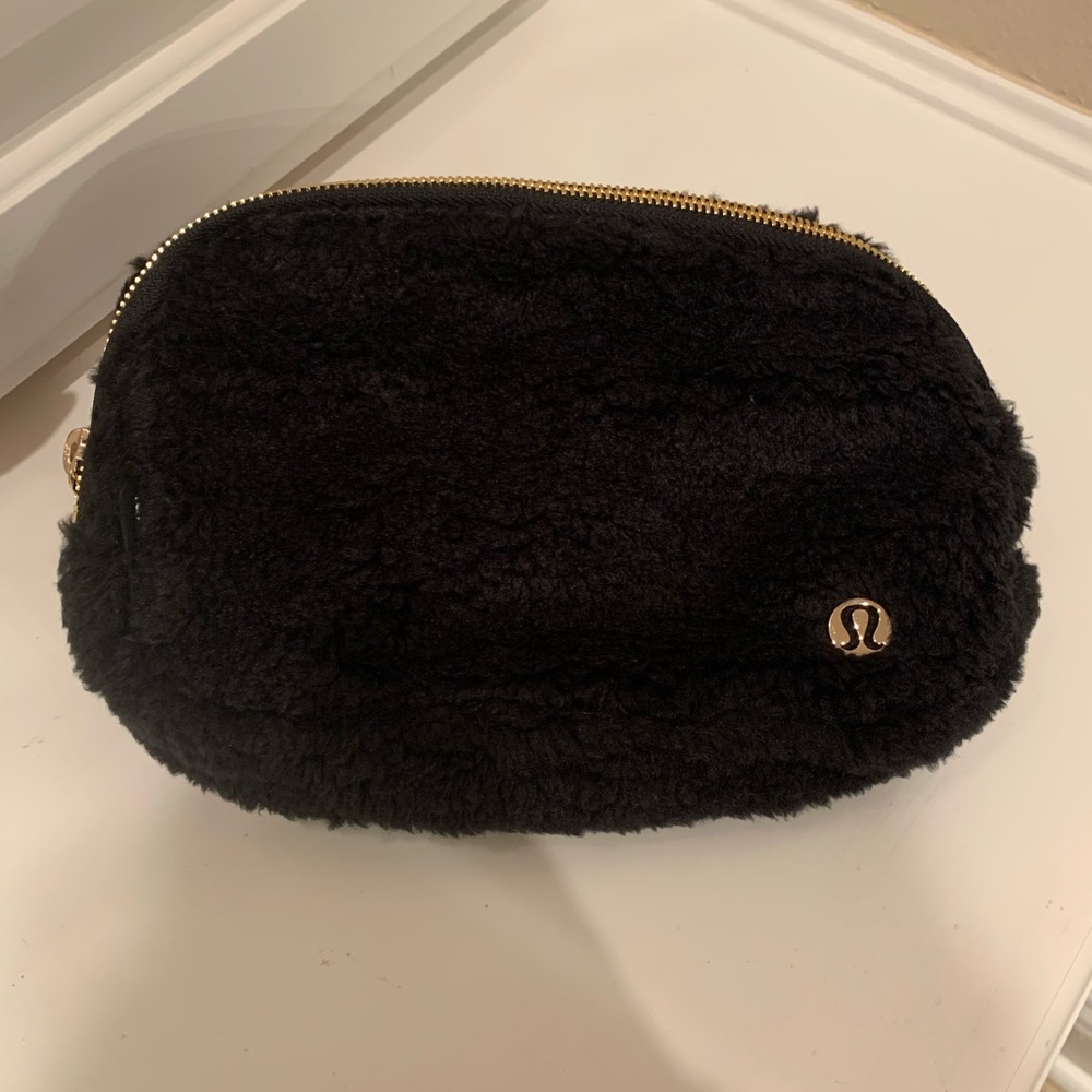 Lululemon Everywhere Belt Bag in Black Fleece